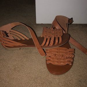 never worn, cute sandals!